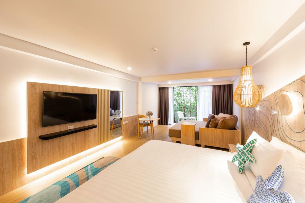 Liv Hotel Phuket Patong Beachfront Exterior foto